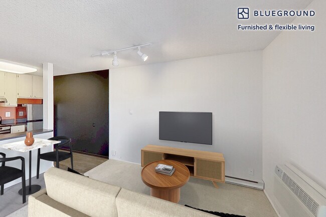 Building Photo - 3883 Ingraham St