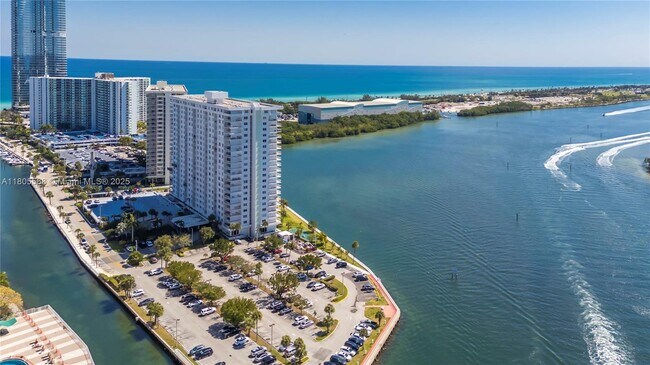 Building Photo - 500 Bayview Dr