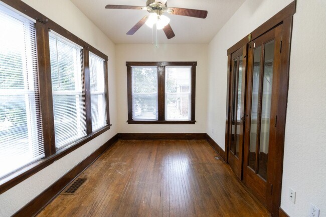 Building Photo - 6 Bedroom Home Close to Campus!