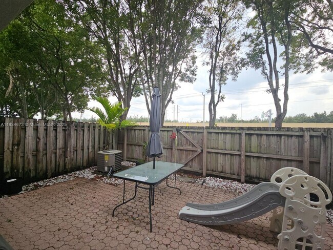 Foto del edificio - 5030 NW 116th Ct