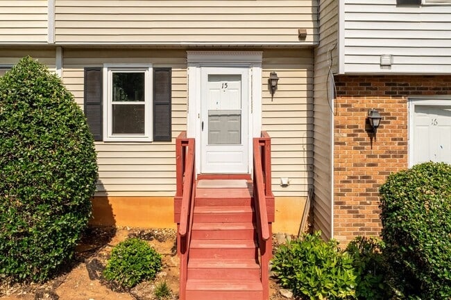 Foto del edificio - 3 Bedroom Townhouse Near Downtown Durham