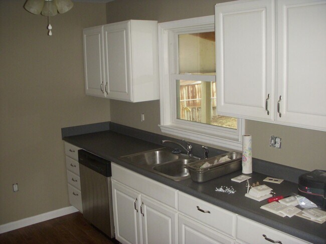 Foto del edificio - **COMPLETELY REMODELED 3-BEDROOM CAPE COD ...