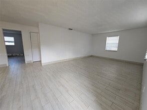 Building Photo - 4621 SW 33rd Ave