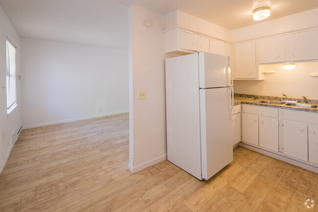 1 habitación, 1 baño - 700 pies cuadrados - Cocina y sala de estar - The Apartments at Melrose Place