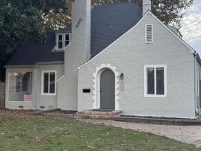 Building Photo - 950 Live Oak Blvd