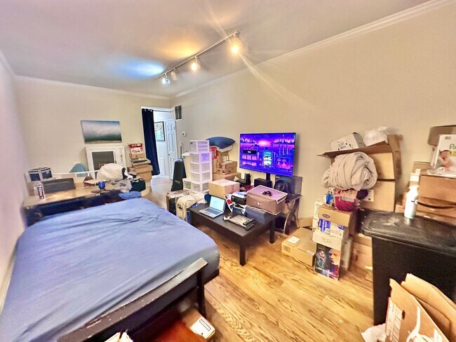 Building Photo - One Bed/ One Bath with Garage Parking in D...
