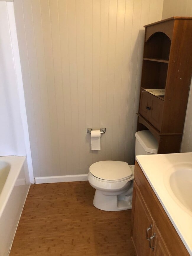 Building Photo - 3BR/2.5 Bath Townhouse with 1-car Garage
