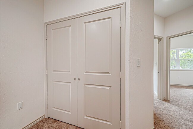 Foto del edificio - 5530 Hirondel St