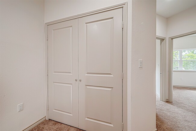 Building Photo - 5530 Hirondel St