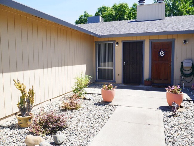 Foto del edificio - Cozy 2 Bed 2 Bath 950sq. ft. Duplex in Elk Grove