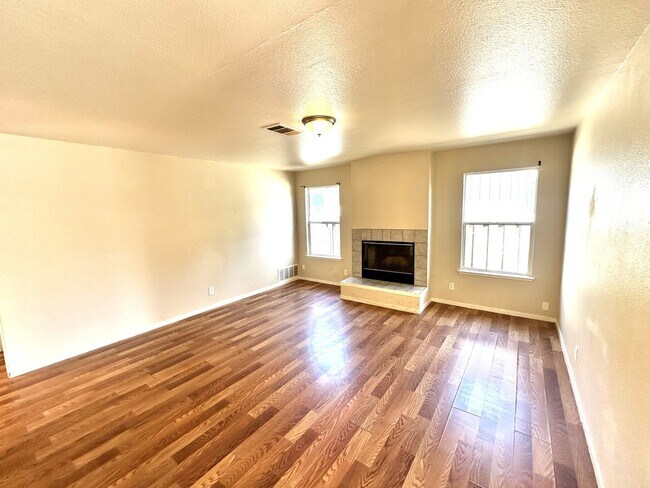 Building Photo - Nice & Quiet single family home in the cen...