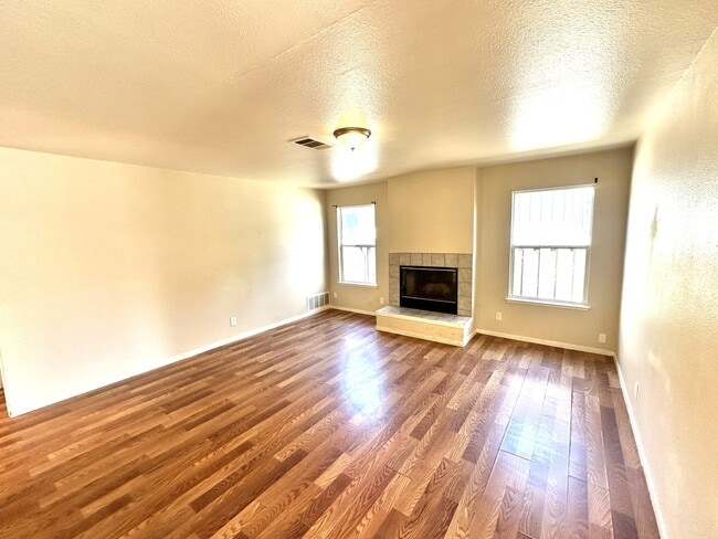 Foto del edificio - Nice & Quiet single family home in the cen...