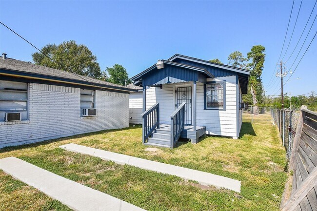 Foto del edificio - 8321 Homewood Ln