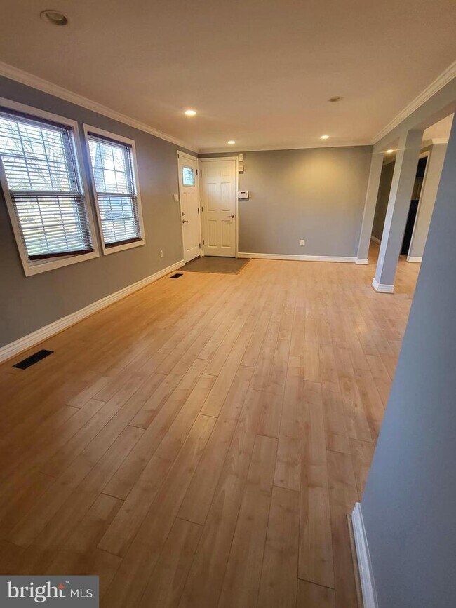 Building Photo - 224 Primrose Ln
