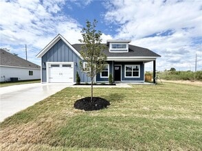 Building Photo - 10 Briscoe Ln