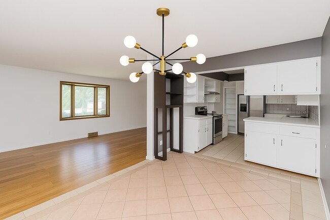 Comedor y sala de estar - 6409 E Farmview St