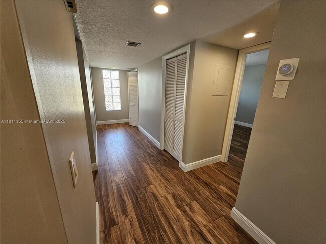 Building Photo - 302 Lakeview Dr