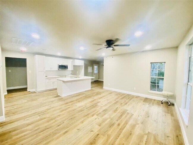 Building Photo - 4604 Dewberry St