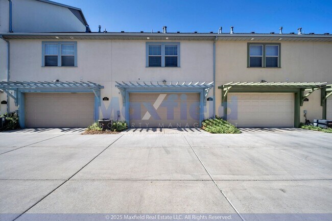 Building Photo - Small Pet Friendly - 3BD 2BTH 2GAR - Cente...