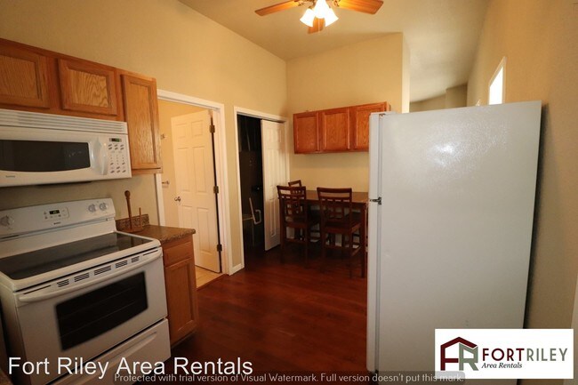 Foto del edificio - 1 br, 1 bath Apartment - 235 E. 12th St #2