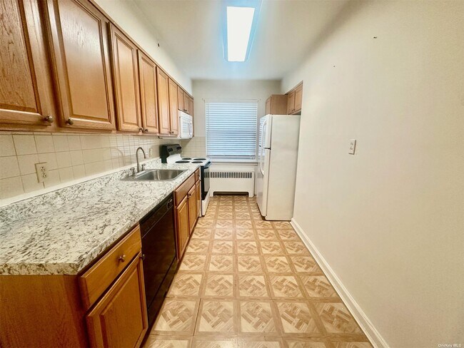 Building Photo - 175-08-175-65 65th Ave