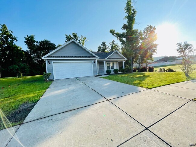 Foto del edificio - BEAUTIFUL 3 BR/2BA with 2 car garage. Private back yard space! Conway location!
