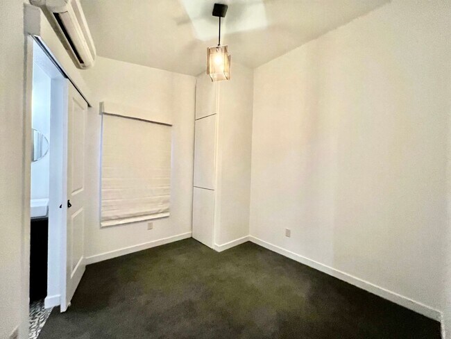 Foto del edificio - Richmond Neighborhood Condo w/100 bike score on walkscore.com