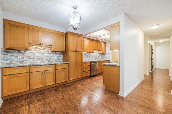Foto del edificio - Sweet & Cozy 2 Bed 2 Bath condo available now! Lake Oswego - 1 Month Free