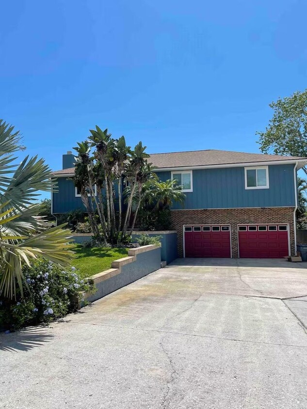 Foto principal - 4 Bed/2 Bath Waterfront Paradise with Pool, Dock & Gulf Access in Baileys Bluff