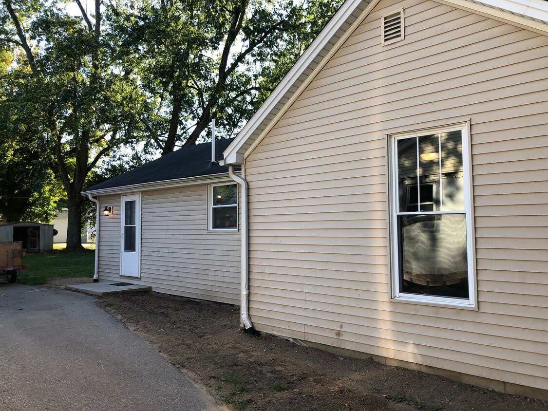 Side of house - 1534 Lake St