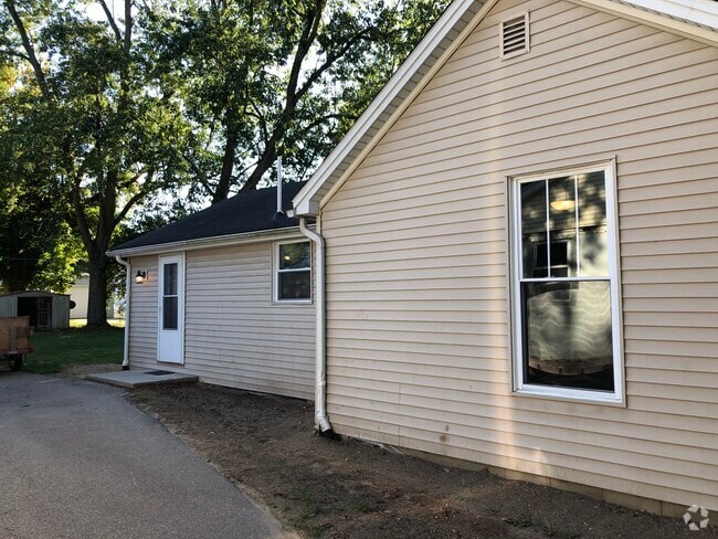 Building Photo - 1534 Lake St