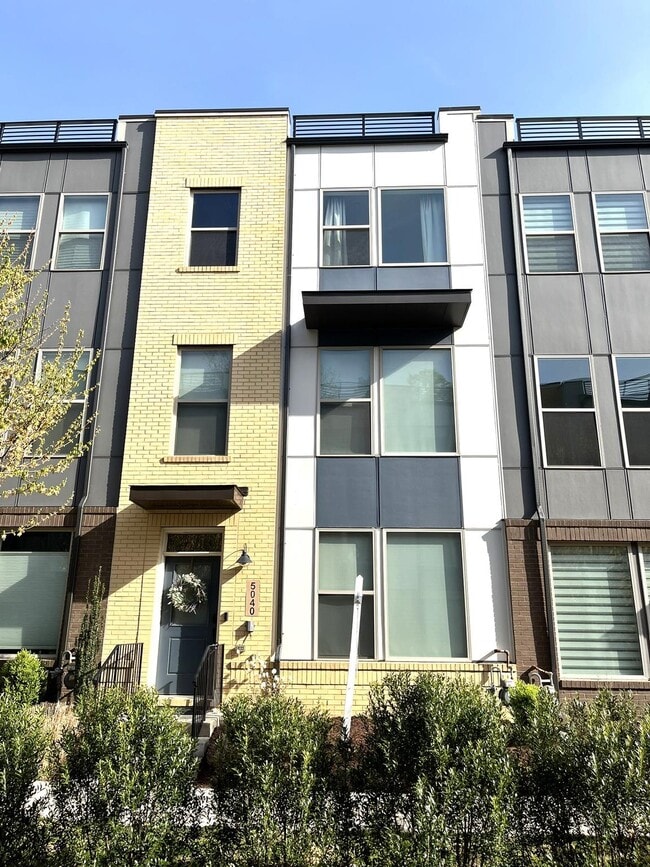 Building Photo - 5040 Oakmoore Dr