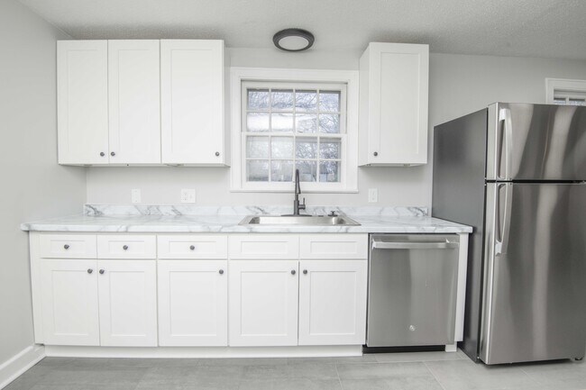 Foto del edificio - 2440 Woodbine Ave