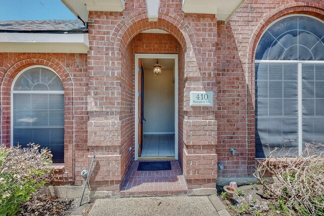 Building Photo - Available mid-June! 3-bedroom 2.5 bath Gra...