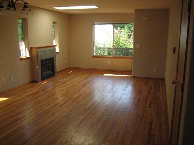 Building Photo - Preleasing for 2026!! 4-bedroom home in Happy Valley!!