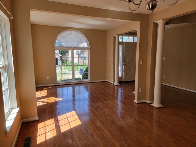 Building Photo - Location, comfort, and style—all in one place!