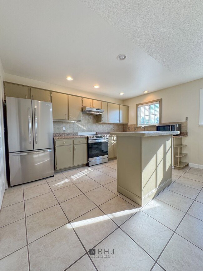 Building Photo - 3 Bedroom/ 1.5 Bath Townhouse for rent!