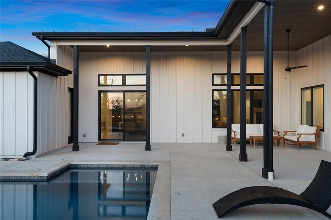 Building Photo - 325 Stockman Dr