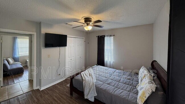 Foto del edificio - 738 Carondelay Dr