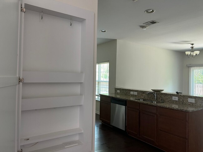 Foto del edificio - **HOLIDAY MOVE-IN SPECIAL and RATE DROP AL...