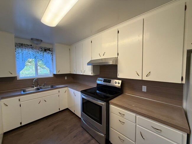 Foto del edificio - 2 Bed, 1 Bath + Bonus Room & Carport - peaceful country living just minutes from town!