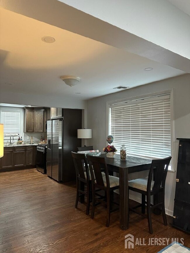 Foto del edificio - 242 Grove St