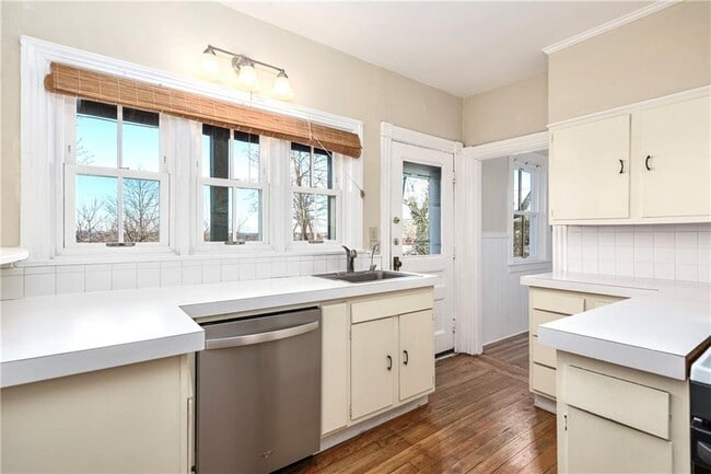 Building Photo - 128 Congdon St