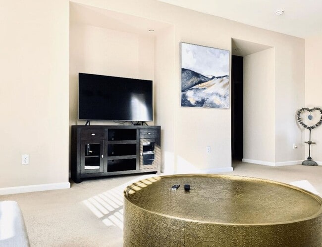 Foto del edificio - Private, spacious condo available for rent off of Broad Street