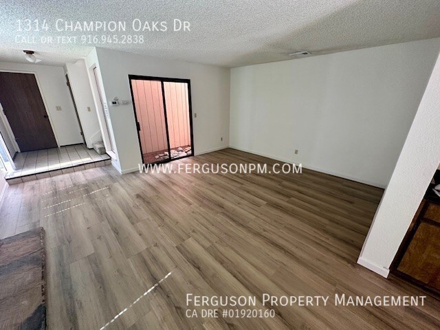 Building Photo - Super Clean Duplex in East Roseville