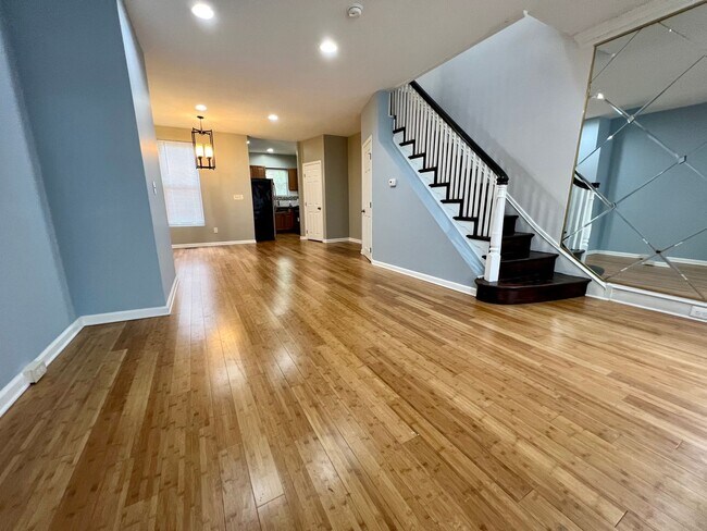 Building Photo - Newly Renovated 3-Bedroom Townhouse with F...