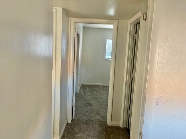 Building Photo - 610 S 200 E  4 Plex