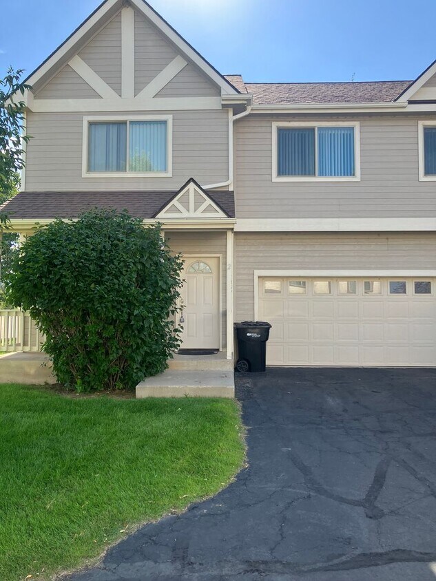Foto principal - 3 Bedrooms 2.5 Baths with A/C!!!