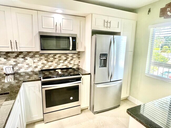 Building Photo - 1701 Marina Isle Way