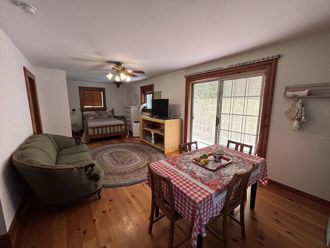Foto del edificio - Unique fully furnished 1-2 bedroom property secluded on Newtown Road ten minutes from Placerville!